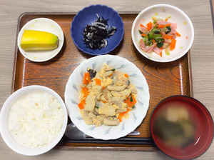 今日のお昼ごはんは、高野豆腐の卵とじ、和え物、ひじきの酢の物、みそ汁、果物でした。