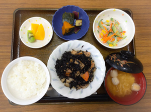 今日のお昼ごはんは、磯炒め、和え物、大学芋煮、みそ汁、果物でした。