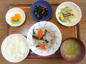 今日のお昼ごはんは、和風ポトフ、和え物、含め煮、みそ汁、果物でした。