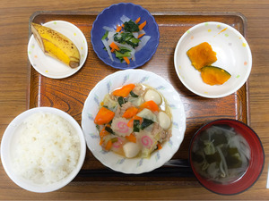 今日のお昼ごはんは、八宝菜、かぼちゃ煮、浅漬け、みそ汁、果物でした。
