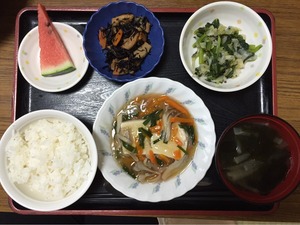 今日のお昼ごはんは、豆腐の野菜あんかけ、煮物、和え物、みそ汁、果物でした。