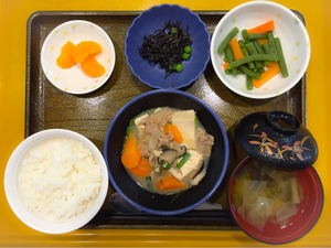 今日のお昼ごはんは、肉豆腐、だし漬け、ひじき和え、みそ汁、果物でした。
