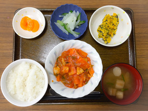 今日のお昼ごはんは、鶏肉のトマト煮、白和え、浅漬け、みそ汁、果物でした。