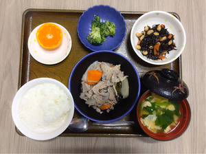 今日のお昼ごはんは、和風ポトフ、ブロッコリーのゴマ和え、煮物、みそ汁、果物でした。