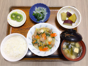 きょうのお昼ごはんは、八宝菜、さつまいも煮、浅漬け、みそ汁、果物でした。