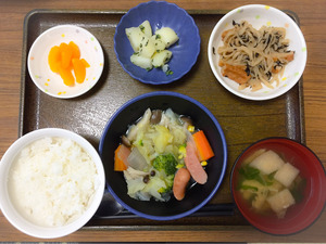 きょうのお昼ごはんは、ウインナーと野菜のスープ煮、のり塩ポテト、含め煮、味噌汁、果物でした。