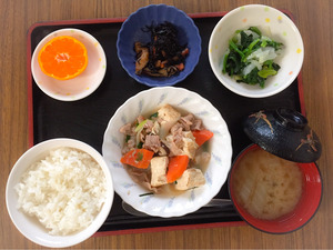 今日のお昼ごはんは、肉豆腐、お浸し、ひじき煮、みそ汁、果物でした。