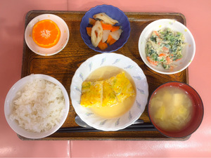今日のお昼ごはんは、ねぎ卵焼きの甘酢あん、和え物、煮物、みそ汁、果物でした。