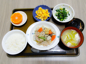 今日のお昼ご飯は芋炊き、焼きのり和え、炒り卵、味噌汁、くだものでした。