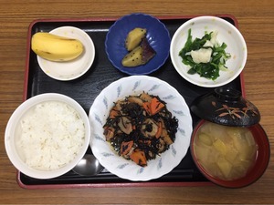 今日のお昼ごはんは、磯炒め、ゆず浸し、大学芋煮、みそ汁、果物でした。