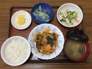 今日のお昼ごはんは、鶏肉のケチャップ炒め、温野菜、浅漬け、みそ汁、果物でした。