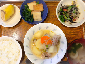 今日のお昼ごはんは、肉じゃが、ひじき和え、含め煮、みそ汁、果物でした。