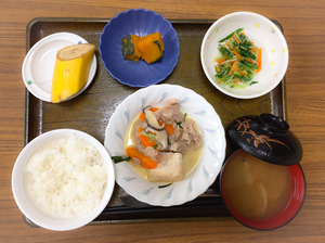 今日のお昼ごはんは、肉豆腐、わさび和え、かぼちゃ煮、みそ汁、果物でした。