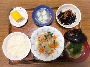 今日のお昼ごはんは、肉野菜炒め、ひじき煮、はんぺんのくずあん、みそ汁、果物でした。