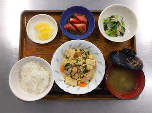 今日のお昼ごはんは、ツナと高野豆腐の卵とじ、甘酢生姜和え、冷やしトマト、みそ汁、果物でした。