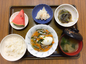 今日のお昼ごはんは、落とし卵の野菜あんかけ、なべしぎ、ツナ和え、みそ汁、果物でした。