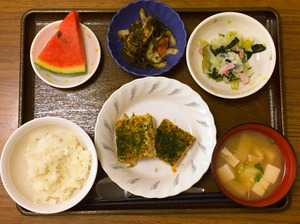 今日のお昼ごはんは、松風焼き、おろし和え、含め煮、みそ汁、果物でした。