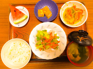 今日のお昼ごはんは、家常豆腐、大学芋煮、おろしきゅうり和え、みそ汁、果物でした。