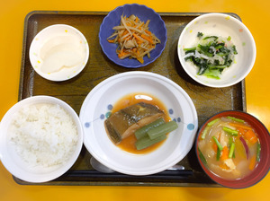 今日のお昼ごはんは、煮魚、含め煮、和え物、きんぴら、みそ汁、果物でした。