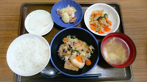 きょうのお昼ごはんは豚肉と厚揚げの味噌炒め・からし和え・切り干し煮・カニかま入り玉子とじのスープ・梨でした。