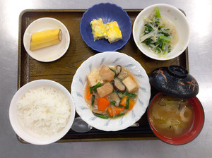 今日のお昼ごはんは、厚揚げのあんかけ煮、青菜和え、じゃこネギ卵焼き、みそ汁、果物です。
