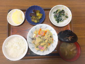 今日のお昼ごはんは、親子煮、おろし和え、大学芋煮、みそ汁、果物でした。