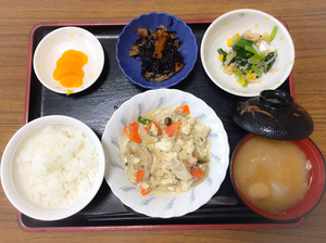 今日のお昼ごはんは、炒り豆腐、天かす和え、煮物、みそ汁、果物でした。