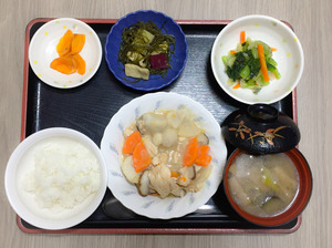 今日のお昼ごはんは、豚肉と里芋のみそ煮込み、梅和え、煮物、みそ汁、果物でした。