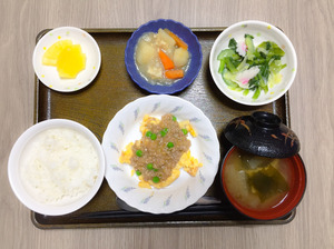 今日のお昼ごはんは、麻婆炒り卵、和え物、煮物、みそ汁、果物でした。