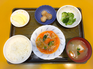 今日のお昼ごはんは、鶏肉のケチャップ炒め、生姜和え、里芋煮、みそ汁、果物でした。