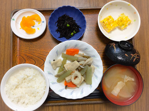 今日のお昼ごはんは、炊き合わせ、ねぎ卵焼き、ひじきの酢味噌和え、とん汁、果物でした。