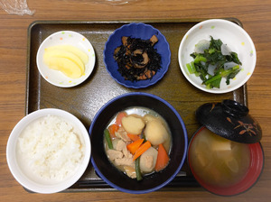 きょうのお昼ごはんは、鶏肉と里芋のみそ煮込み、梅和え、ひじき煮、みそ汁、果物でした。