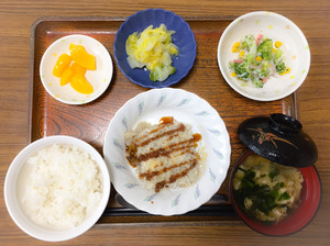今日のお昼ごはんは、焼きコロッケ、花野菜サラダ、お浸し、みそ汁、果物でした。