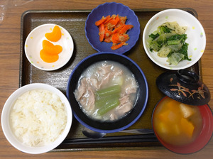 今日のお昼ごはんは、かぶと豚肉の治部煮風、ごま和え、ツナ人参、みそ汁、果物でした。