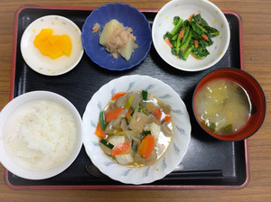 きょうのお昼ごはんは、けんちん煮、青菜和え、ツナ炒め、味噌汁、くだものでした。
