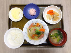 今日のお昼ごはんは、ウィンナーと野菜のスープ煮、しば漬けポテト、含め煮、みそ汁、果物でした。