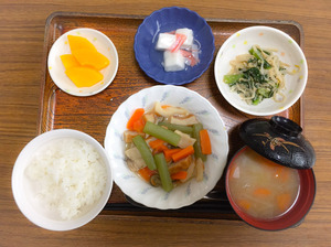 今日のお昼ごはんは、炊き合わせ、酢みそ和え、くずあん、豚汁、果物でした。