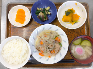 今日のお昼ごはんは、豚肉と春雨の中華炒め、和え物、含め煮、みそ汁、果物でした。
