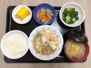 今日のお昼ごはんは、鶏肉と豆腐のみぞれ煮、根菜きんぴら、もずく和え、みそ汁、果物でした。