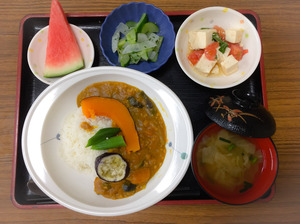 今日のお昼ごはんは、夏野菜の挽肉カレー、豆腐サラダ、浅漬け、みそ汁、果物でした。