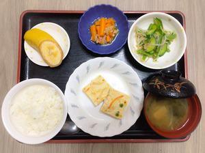 今日のお昼ごはんは、擬製豆腐、なめたけ和え、ツナ人参、みそ汁、果物でした。