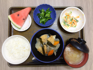 今日のお昼ごはんは、がんもと根菜の含め煮、いんげんのサラダ、浅漬け、豚汁、果物でした。