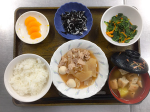 今日のお昼ごはんは、豚肉と大根の煮物、和え物、ひじきの酢みそ和え、みそ汁、果物でした。
