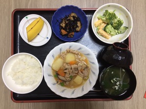 今日のお昼ごはんは、肉じゃが、みそマヨ和え、ひじき煮、みそ汁、果物でした。