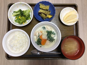 今日のお昼ごはんは、豆乳鍋、わさび和え、大学芋煮、みそ汁、果物でした。