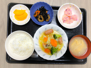 きょうのお昼ごはんは、ウインナーと野菜スープ、しば漬けポテト、含め煮、味噌汁、くだものでした。