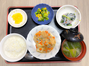今日のお昼ごはんは、家常豆腐、ごま和え、春雨の酢の物、みそ汁、果物でした。